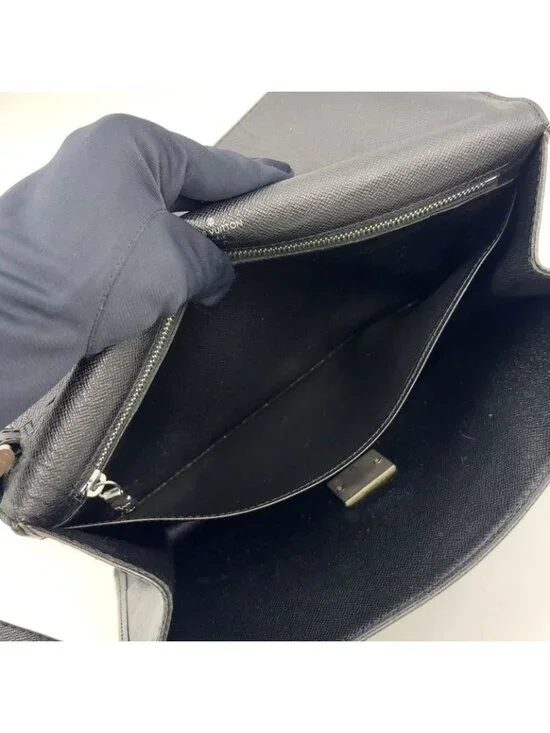 Louis Vuitton Selenga Taiga Ardoise Leather Black Clutch Silver - Picture 5 of 15